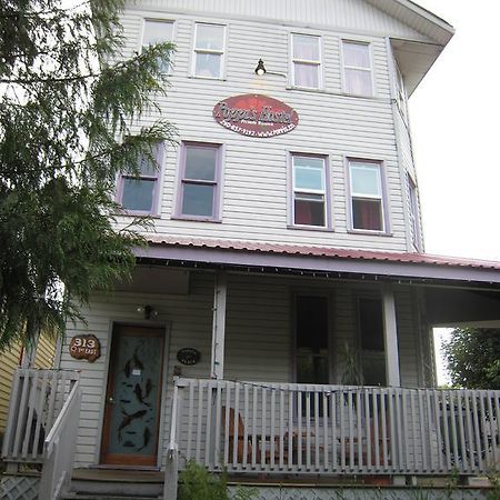 Poppi'S Guesthouse Revelstoke Esterno foto