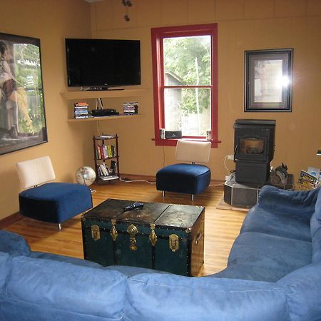 Poppi'S Guesthouse Revelstoke Esterno foto