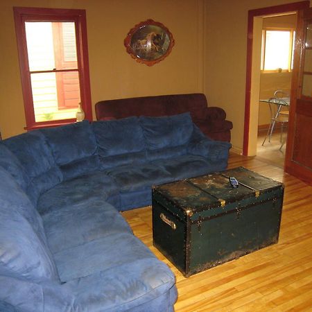 Poppi'S Guesthouse Revelstoke Esterno foto