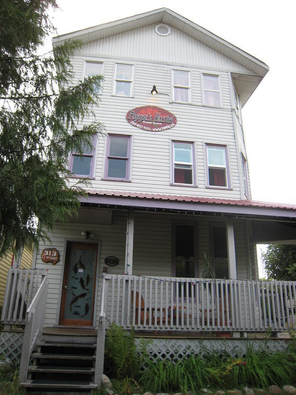 Poppi'S Guesthouse Revelstoke Esterno foto