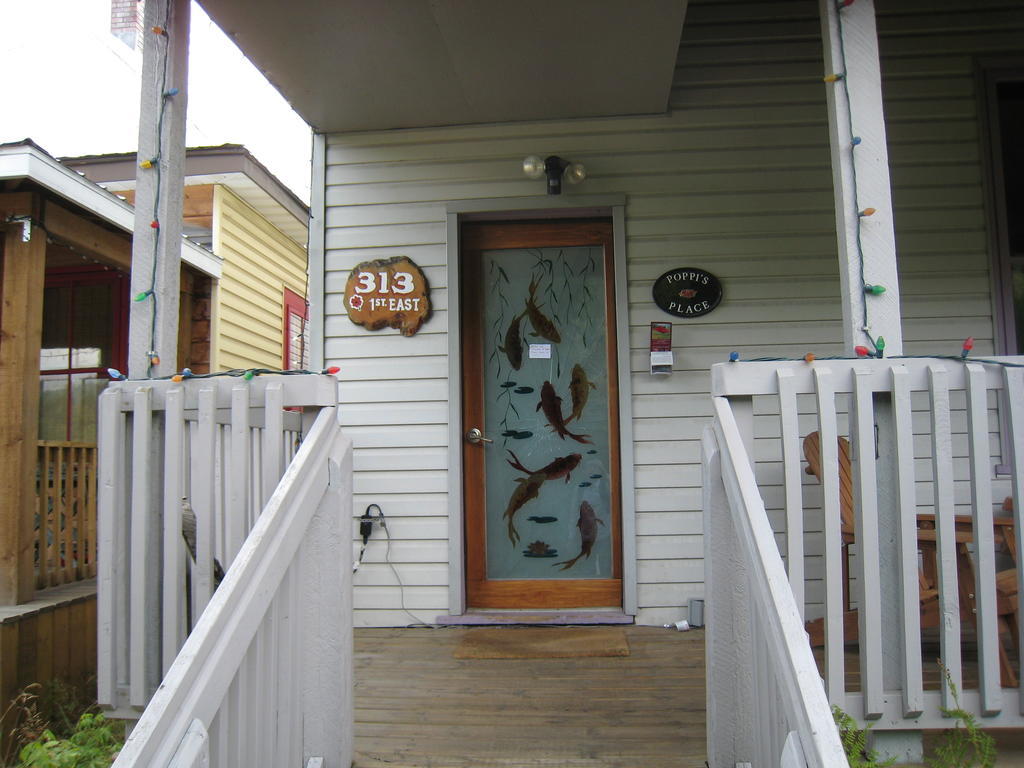 Poppi'S Guesthouse Revelstoke Esterno foto
