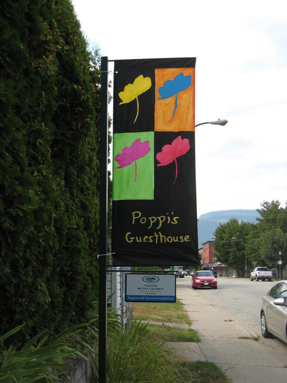 Poppi'S Guesthouse Revelstoke Esterno foto